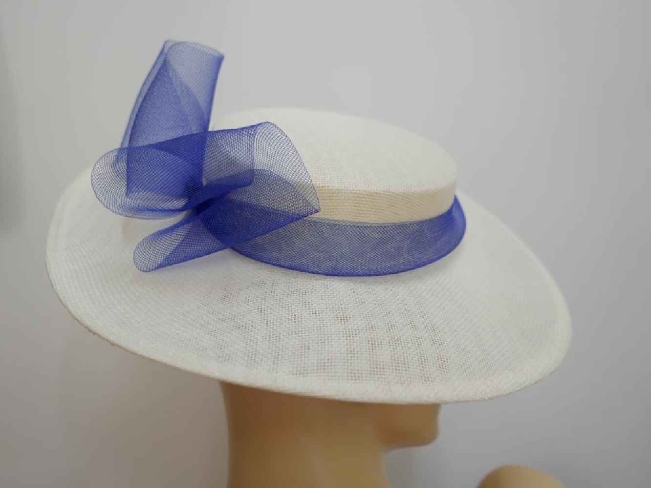 Kremowo granatowy kanotier z lnu z kokardą