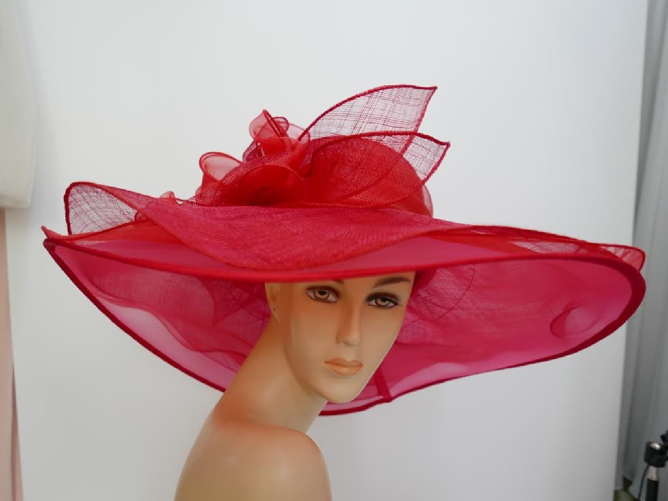 Czerwony kapelusz sinamay z dużym rondem do 56 cm