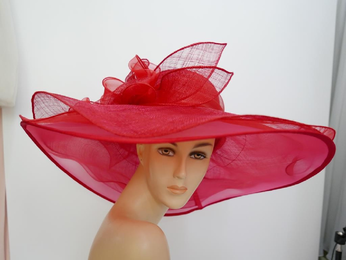 Czerwony kapelusz sinamay z dużym rondem do 56 cm