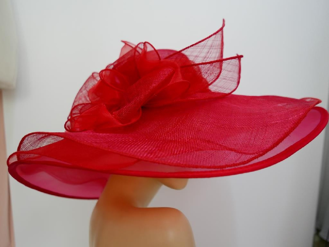 Czerwony kapelusz sinamay z dużym rondem do 56 cm