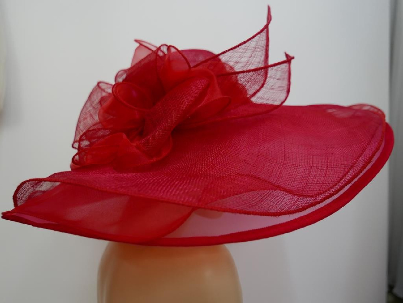 Czerwony kapelusz sinamay z dużym rondem do 56 cm