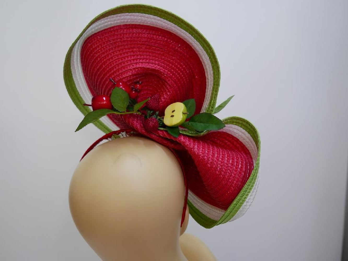 Owocowy fascynator na przepasce