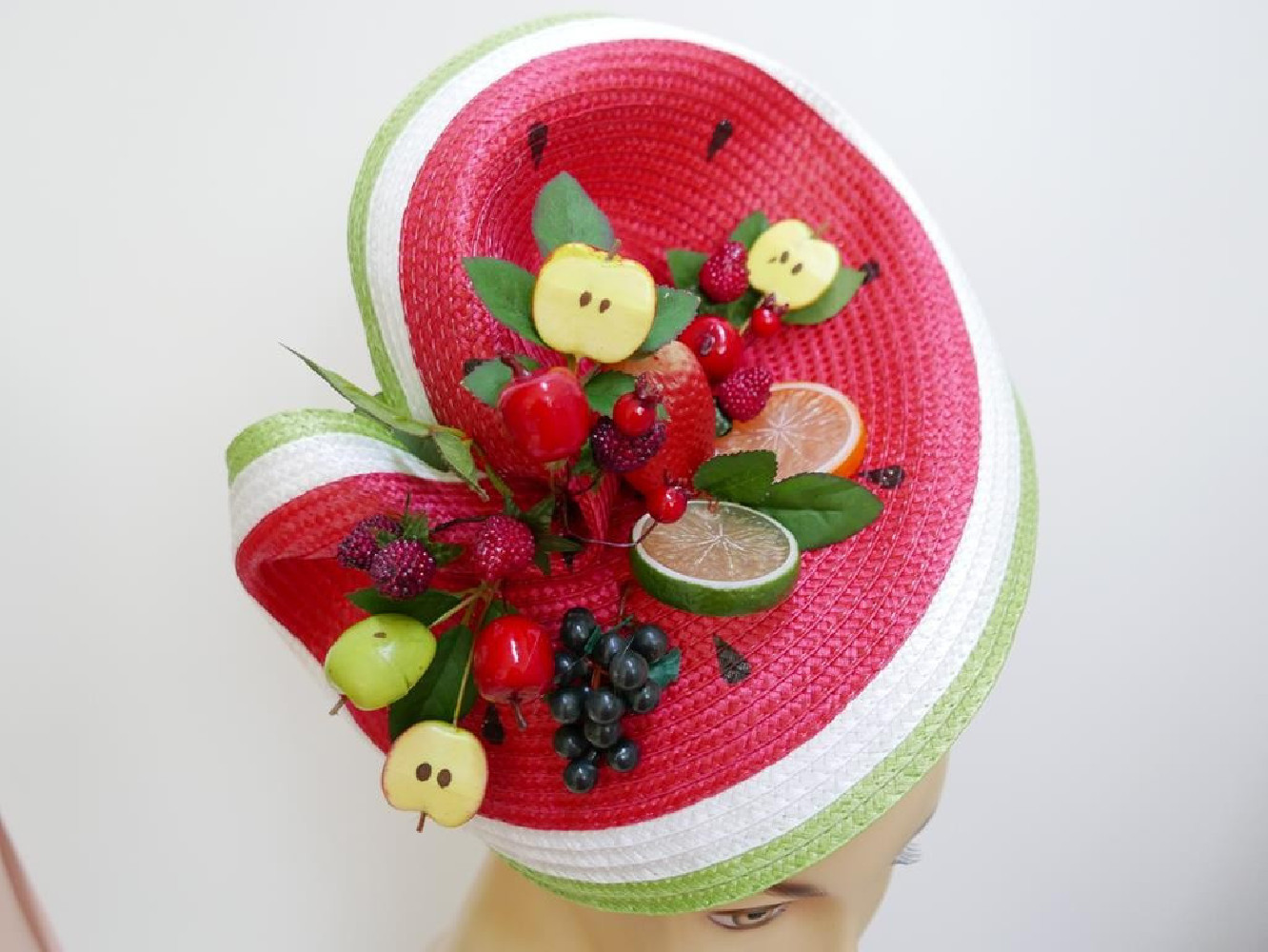 Owocowy fascynator na przepasce
