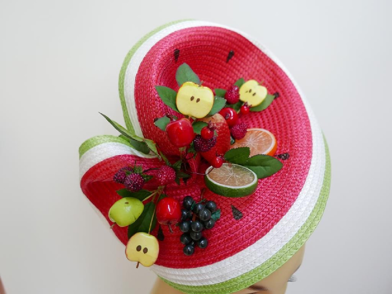 Owocowy fascynator na przepasce