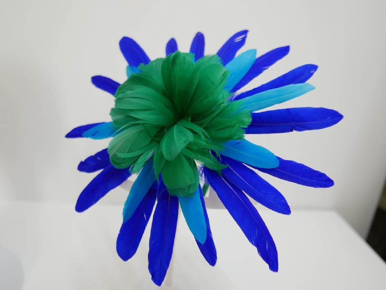 Niebiesko turkusowo zielony fascynator  z piór