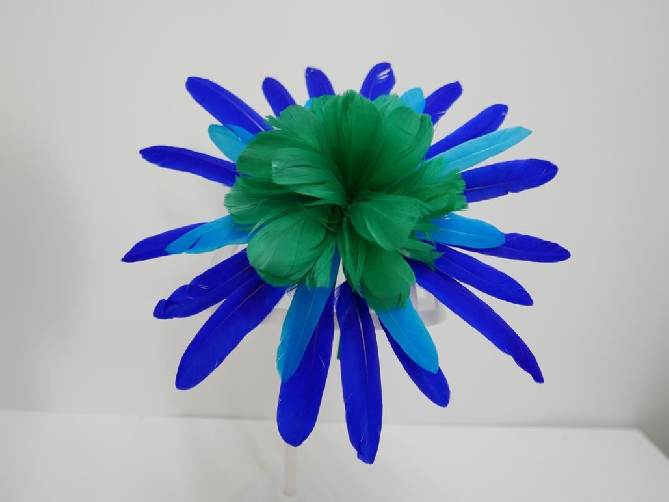 Niebiesko turkusowo zielony fascynator  z piór