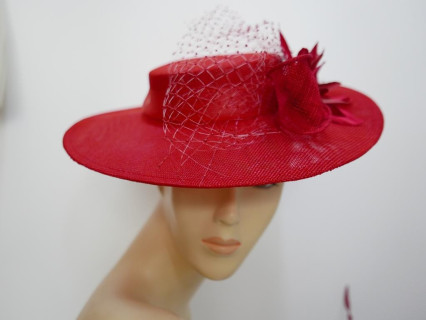 Czerwony kanotier z lnu z woalką