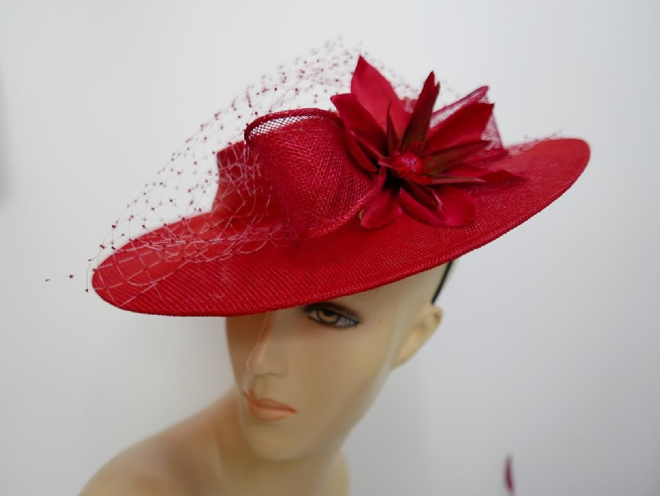 Czerwony kanotier z lnu z woalką