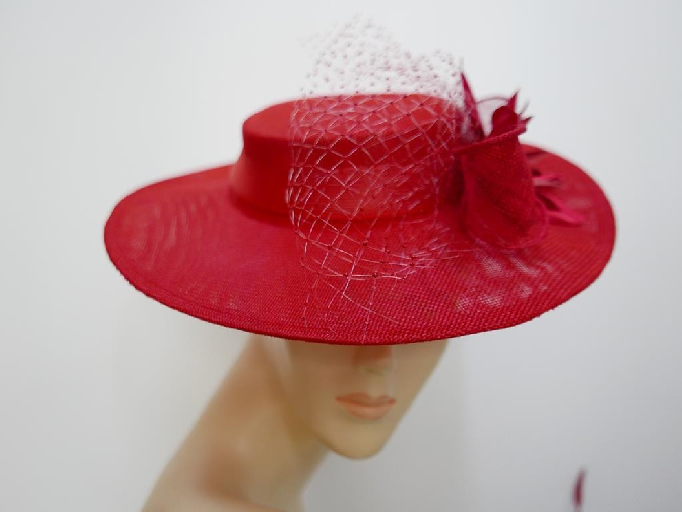 Czerwony kanotier z lnu z woalką