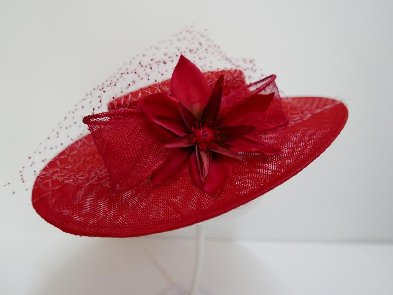 Czerwony kanotier z lnu z woalką