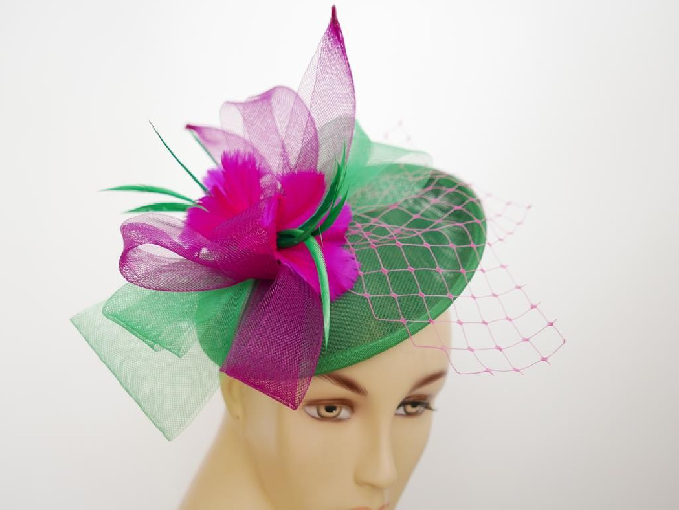 Zielony z fuksją kapelusik koktajlowy z woalką, z lnu na przepasce