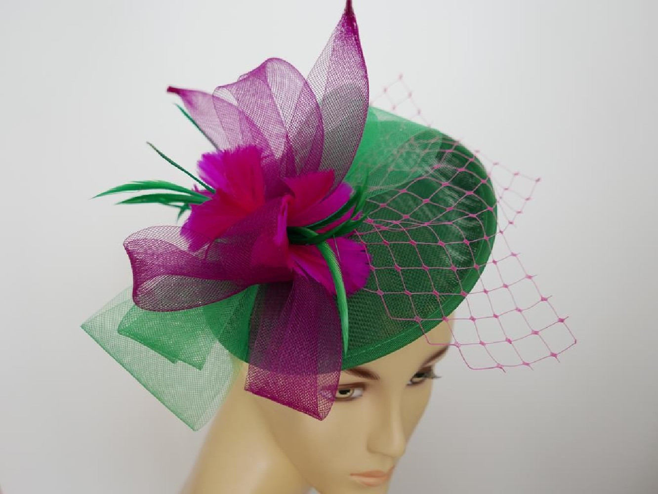 Zielony z fuksją kapelusik koktajlowy z woalką, z lnu na przepasce