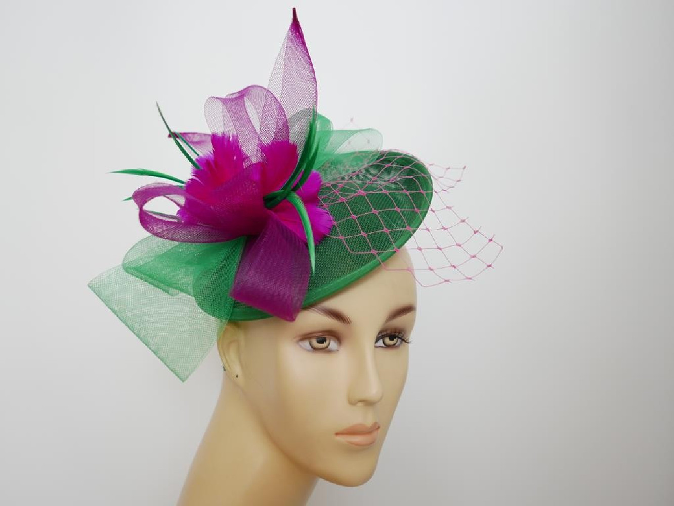 Zielony z fuksją kapelusik koktajlowy z woalką, z lnu na przepasce