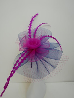 Granat z fuksją kapelusz koktajlowy z crin z piórami na przepasce