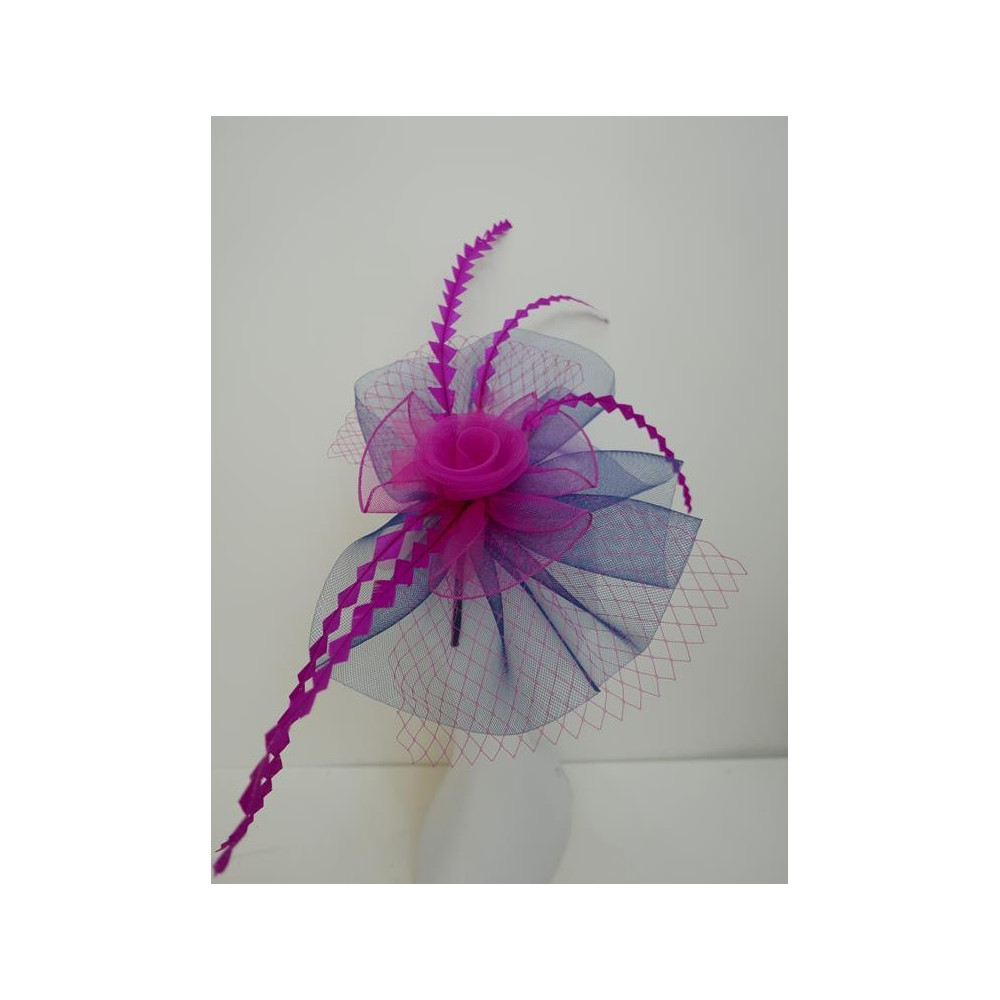 Granat z fuksją kapelusz koktajlowy z crin z piórami na przepasce