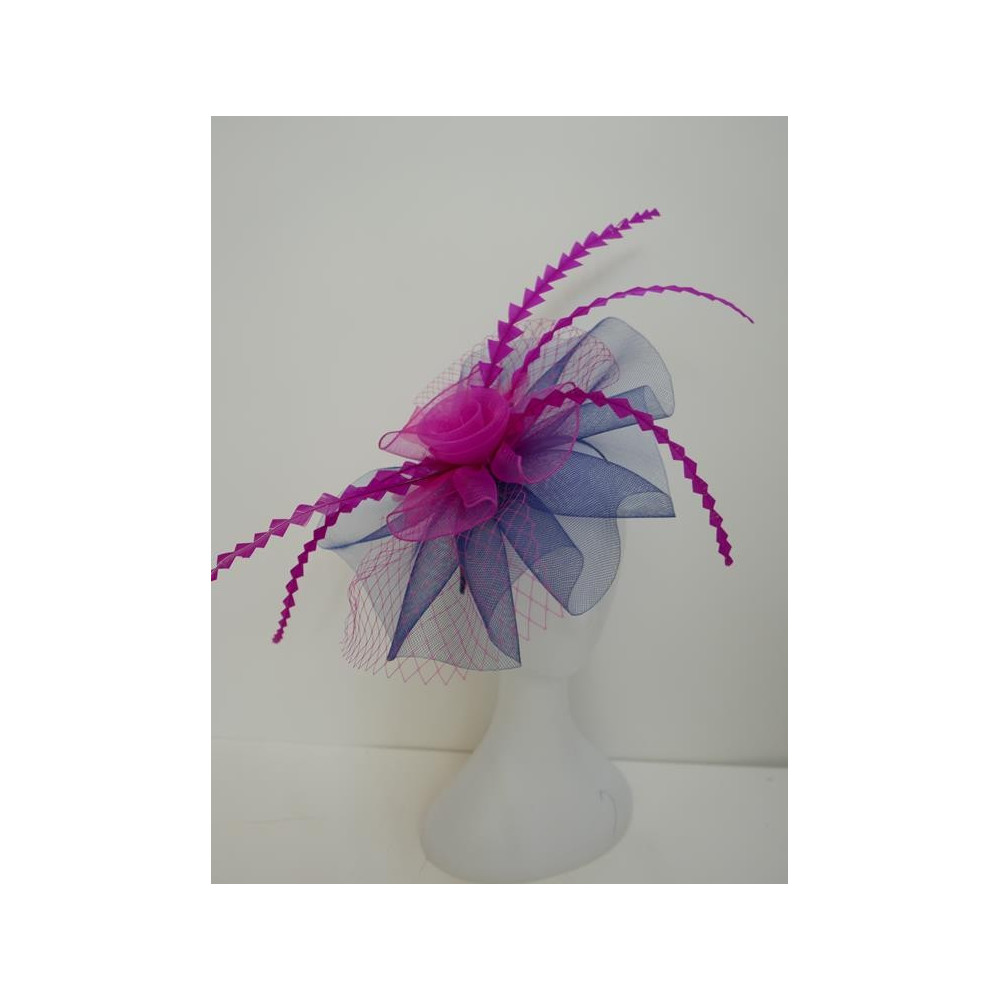 Granat z fuksją kapelusz koktajlowy z crin z piórami na przepasce