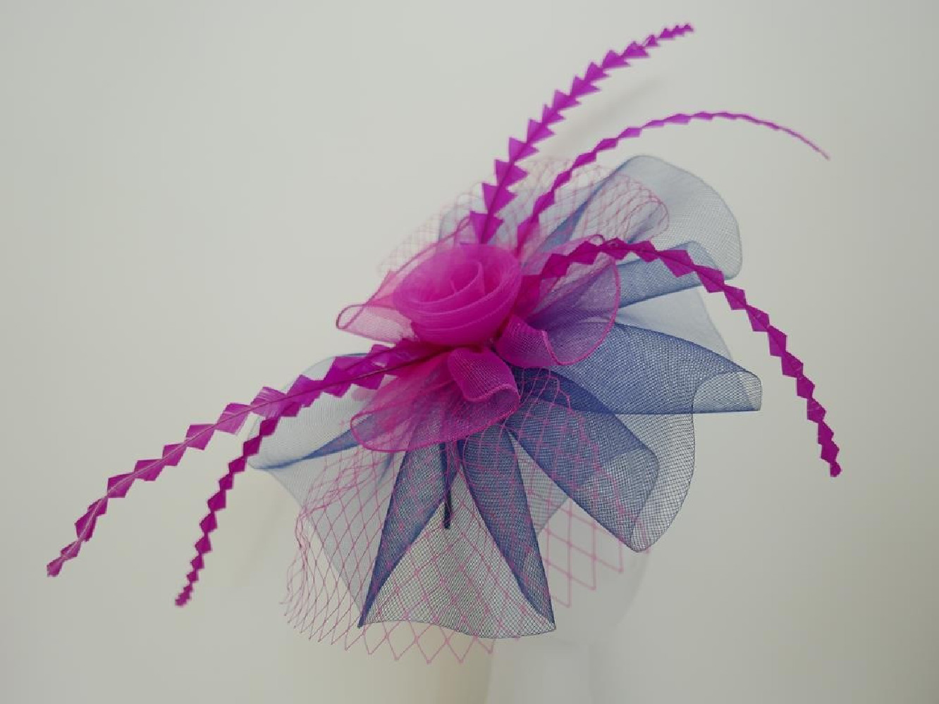 Granat z fuksją kapelusz koktajlowy z crin z piórami na przepasce