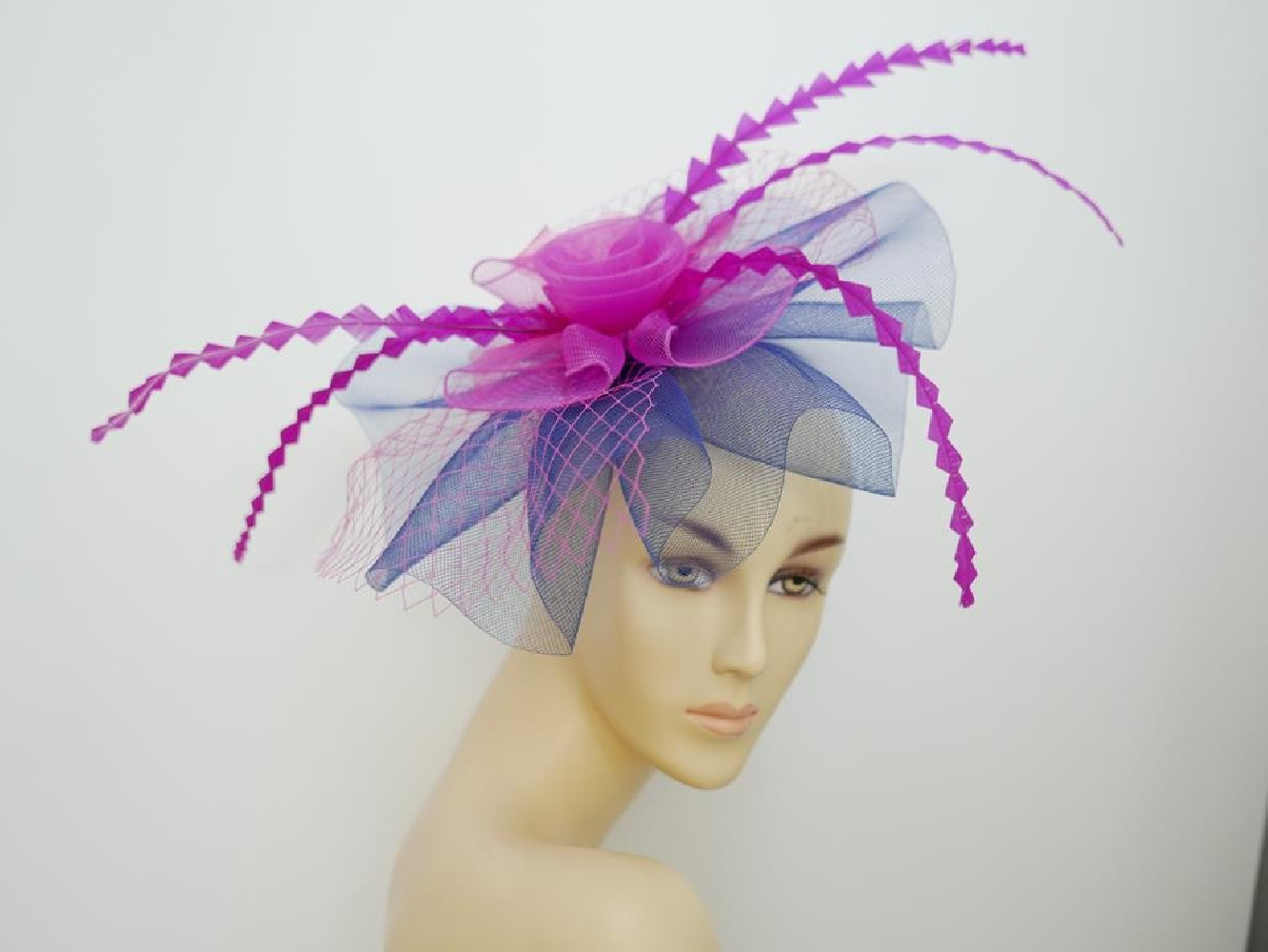 Granat z fuksją kapelusz koktajlowy z crin z piórami na przepasce