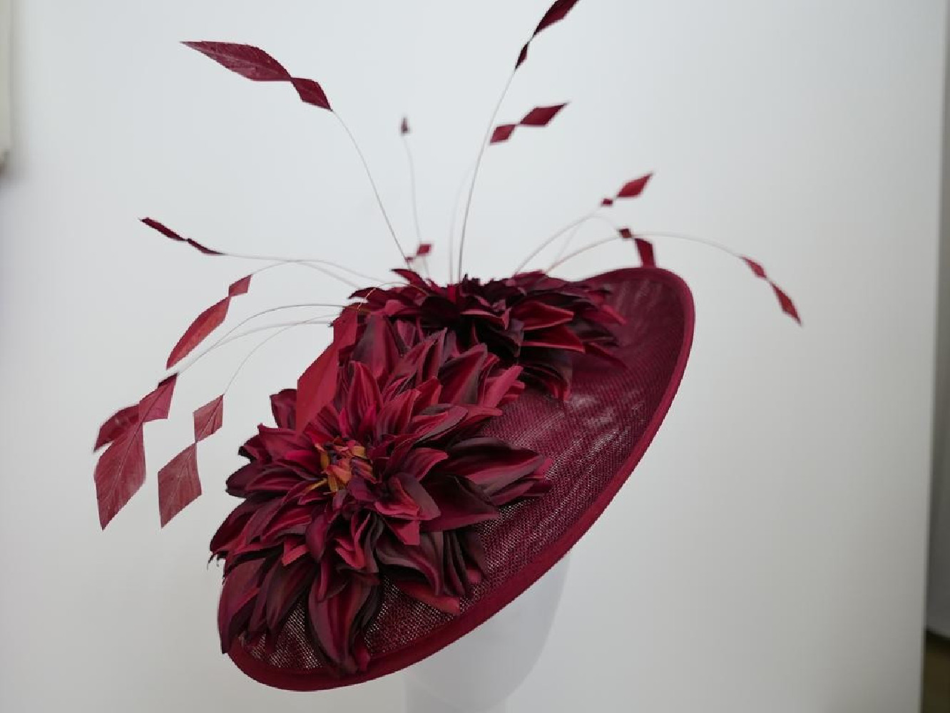 Bordowy kapelusz koktajlowy z lnu z piórami, kwiatami