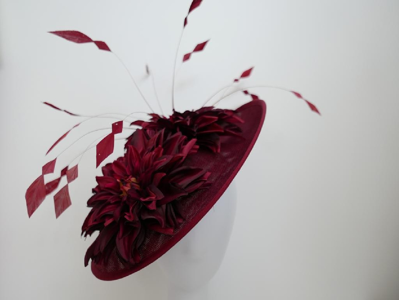 Bordowy kapelusz koktajlowy z lnu z piórami, kwiatami