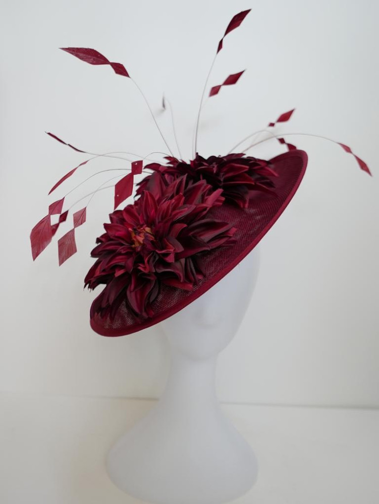 Bordowy kapelusz koktajlowy z lnu z piórami, kwiatami