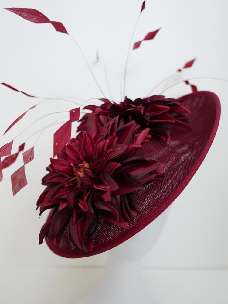 Bordowy kapelusz koktajlowy z lnu z piórami, kwiatami