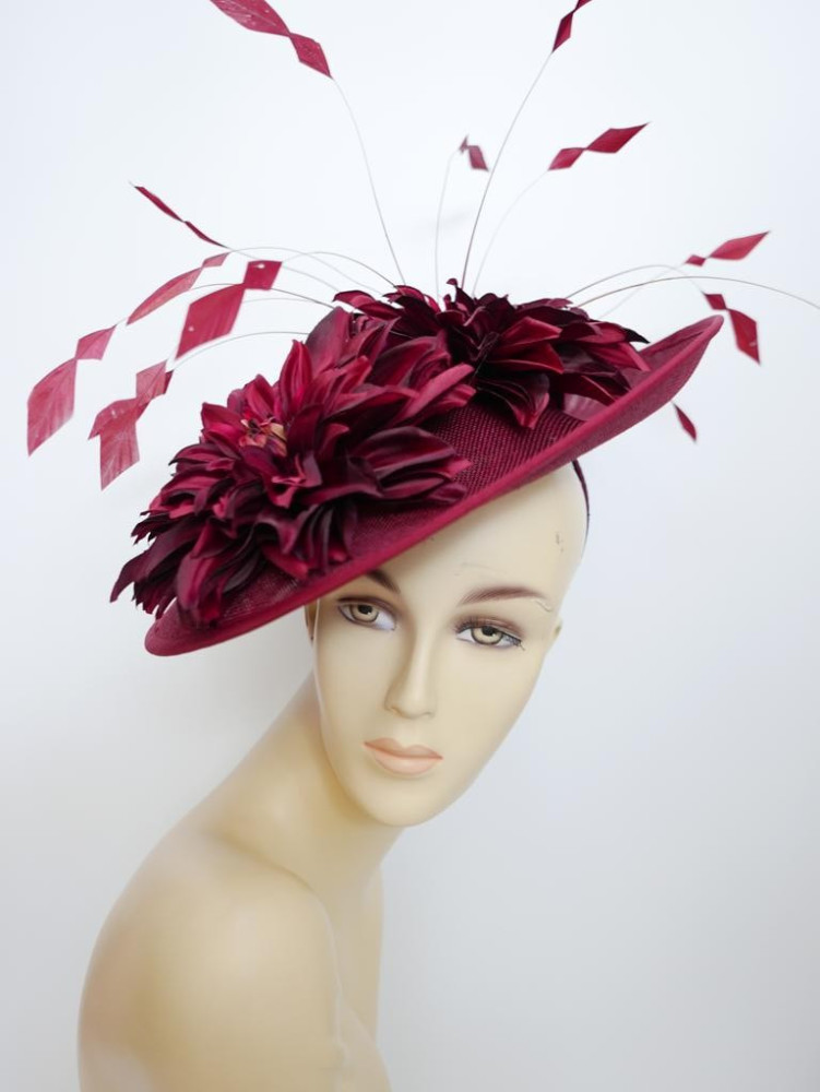 Bordowy kapelusz koktajlowy z lnu z piórami, kwiatami
