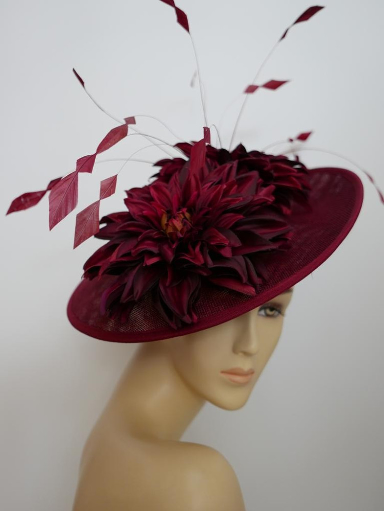 Bordowy kapelusz koktajlowy z lnu z piórami, kwiatami