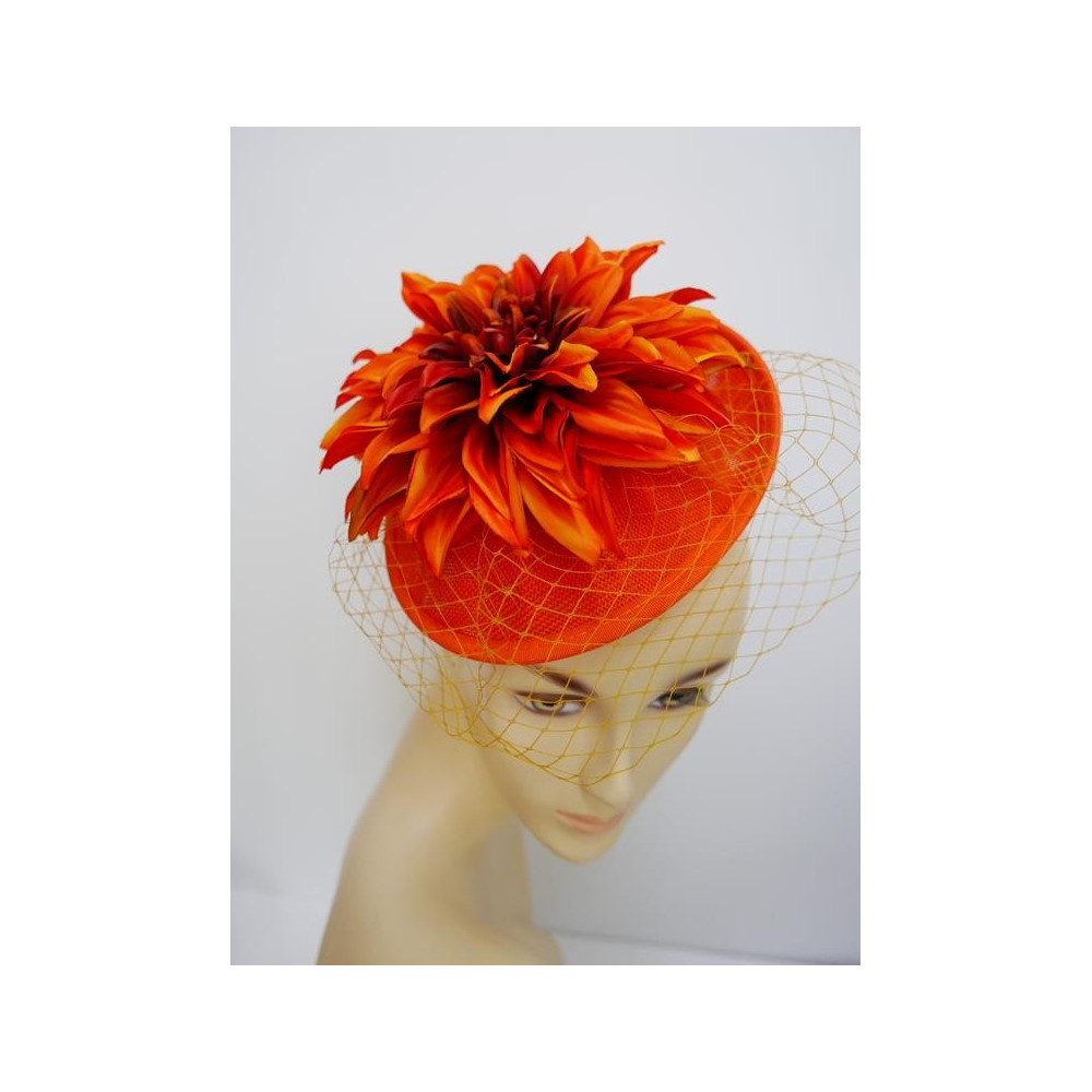 Pomarańczowy kapelusik koktajlowy  z lnu, kwiatami i woalką na przepasce