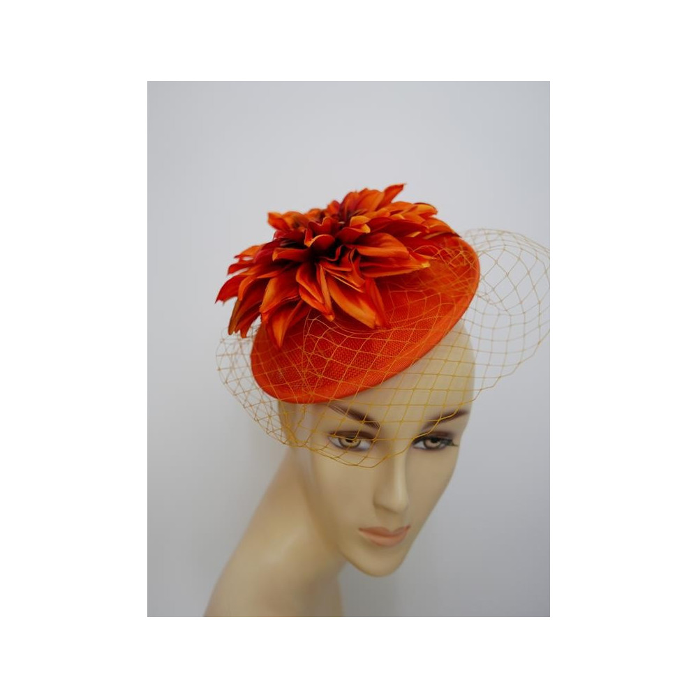 Pomarańczowy kapelusik koktajlowy  z lnu, kwiatami i woalką na przepasce