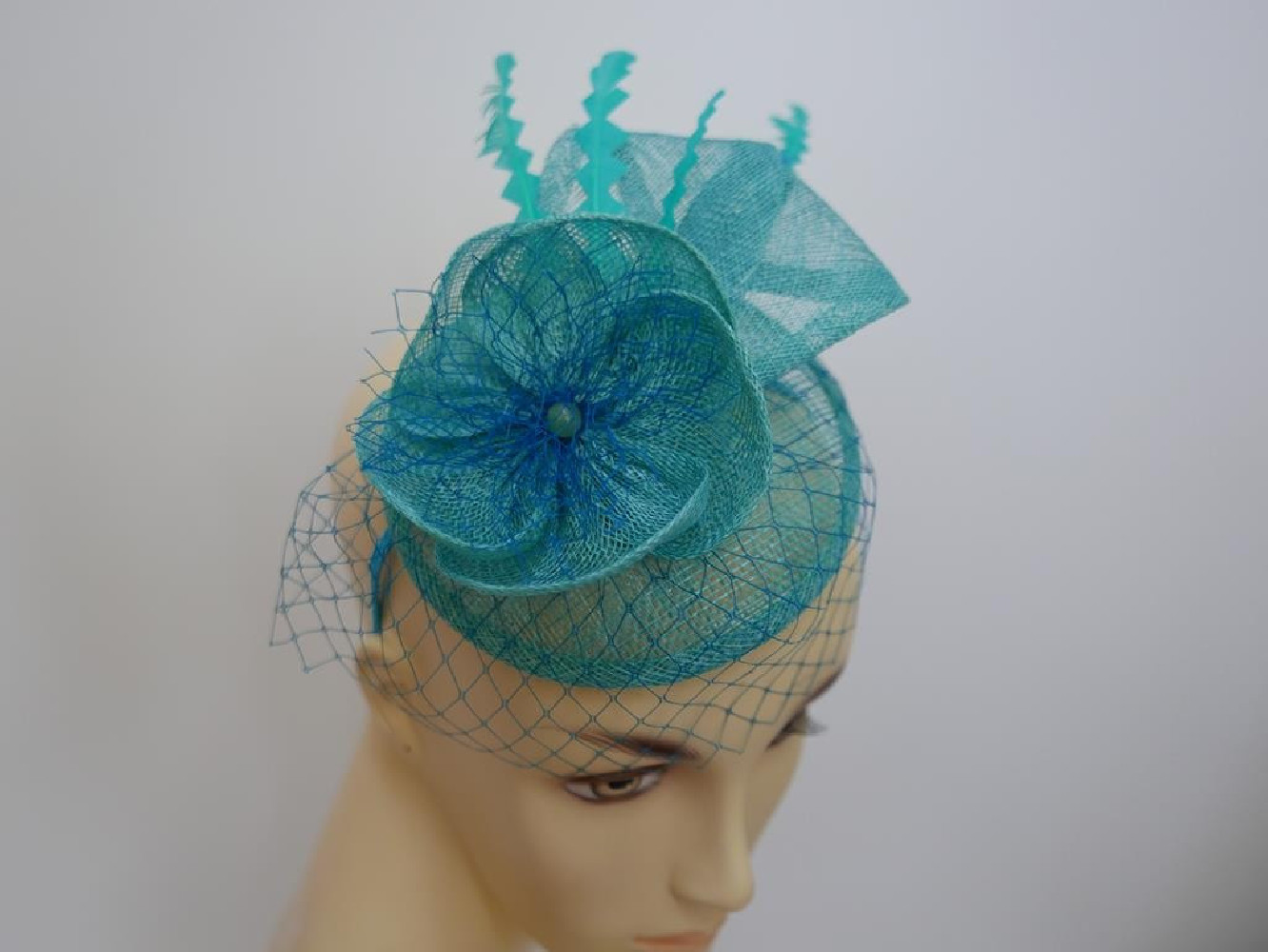 Turkusowy fascynator z sinamay z woalką na przepasce