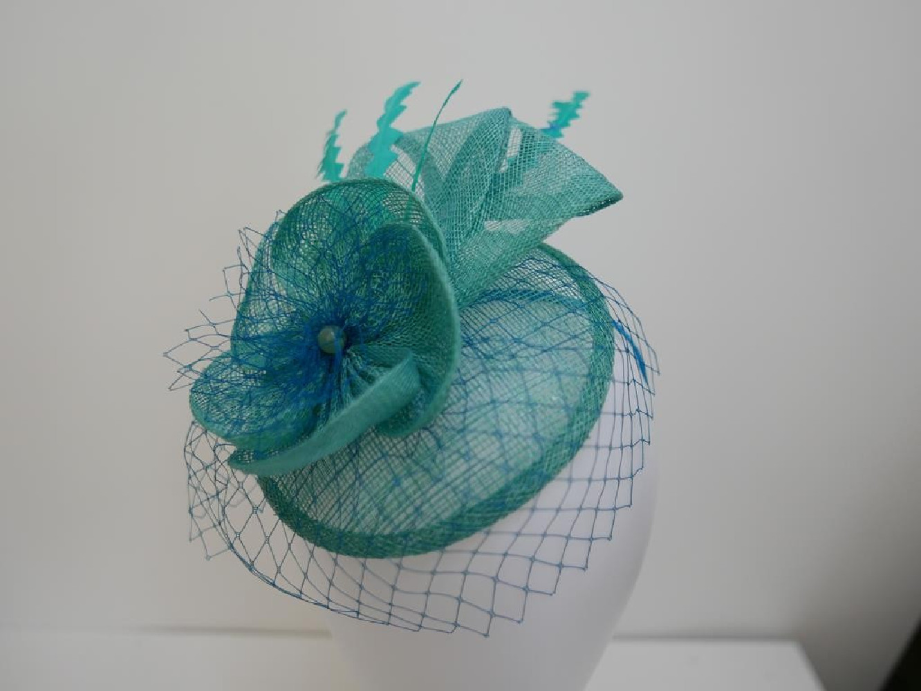 Turkusowy fascynator z sinamay z woalką na przepasce