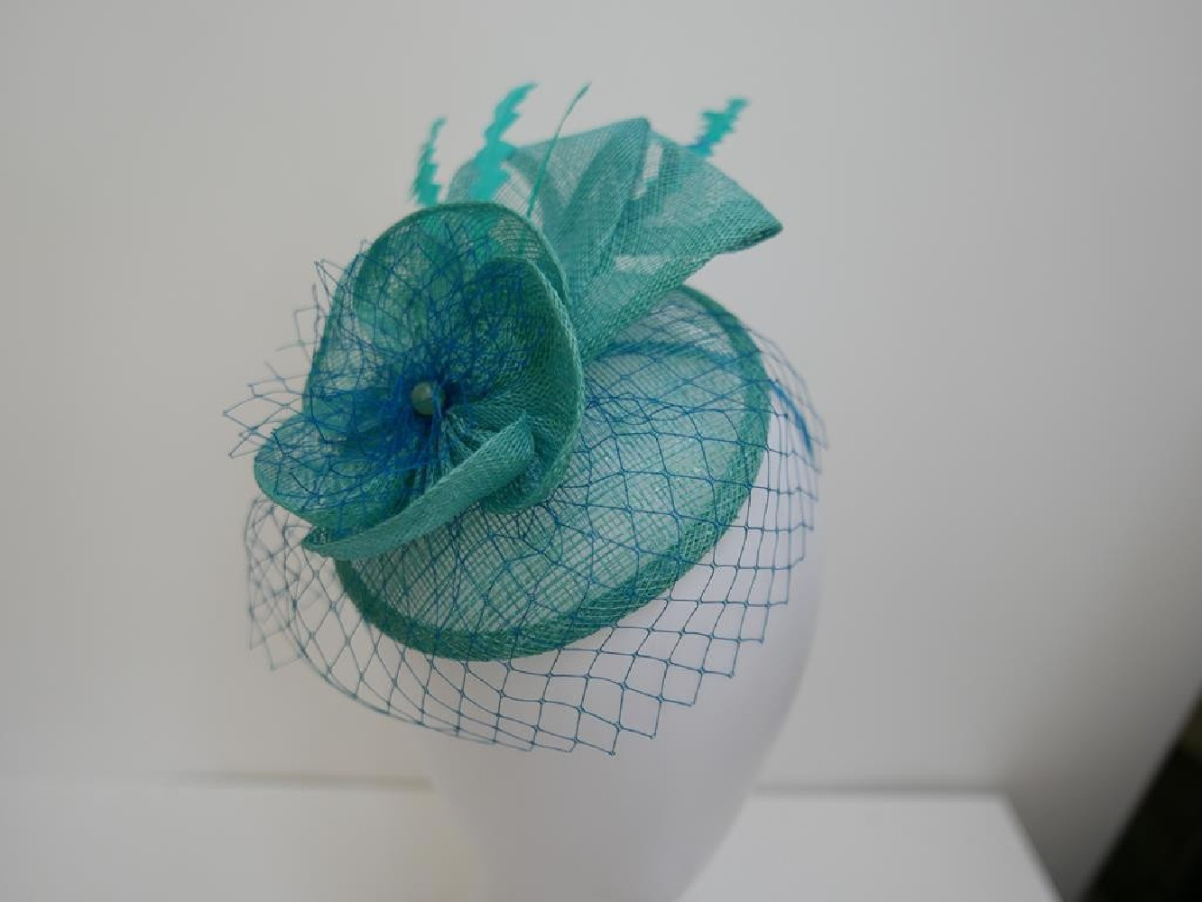 Turkusowy fascynator z sinamay z woalką na przepasce