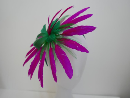Fuksja z zielenią fascynator  z piór