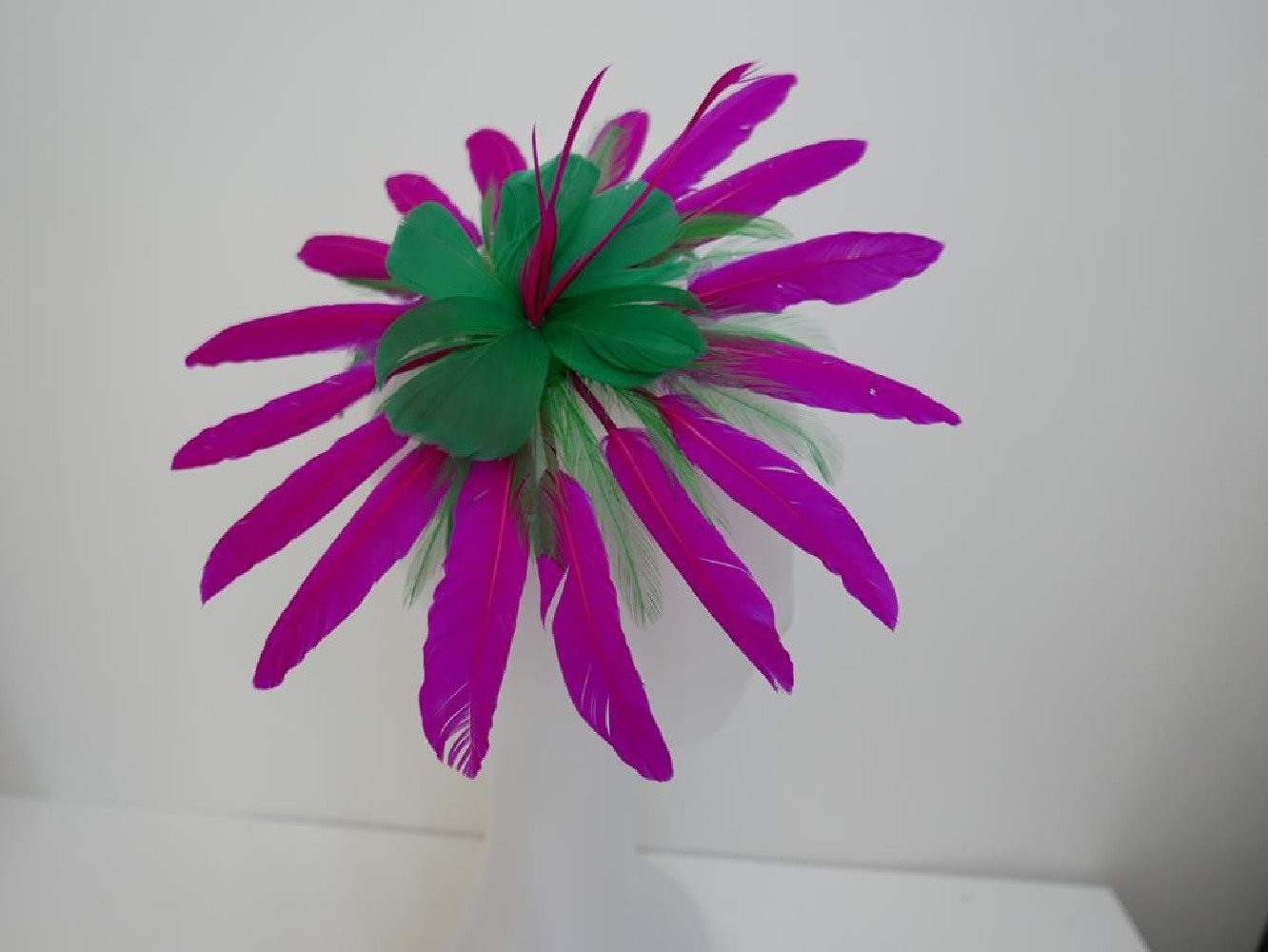 Fuksja z zielenią fascynator  z piór