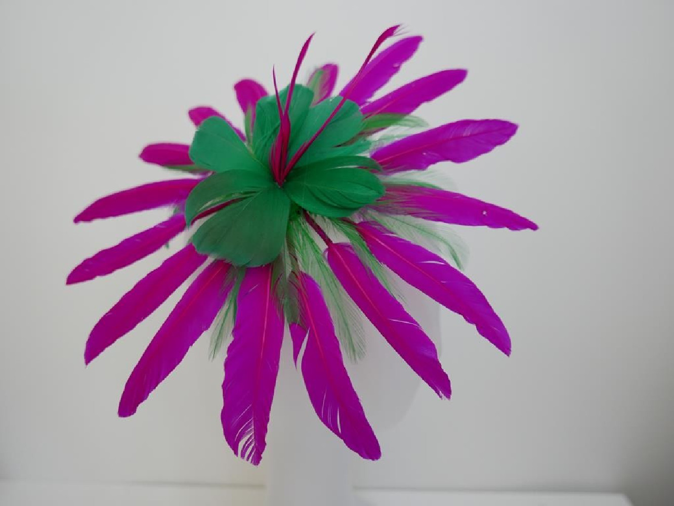 Fuksja z zielenią fascynator  z piór