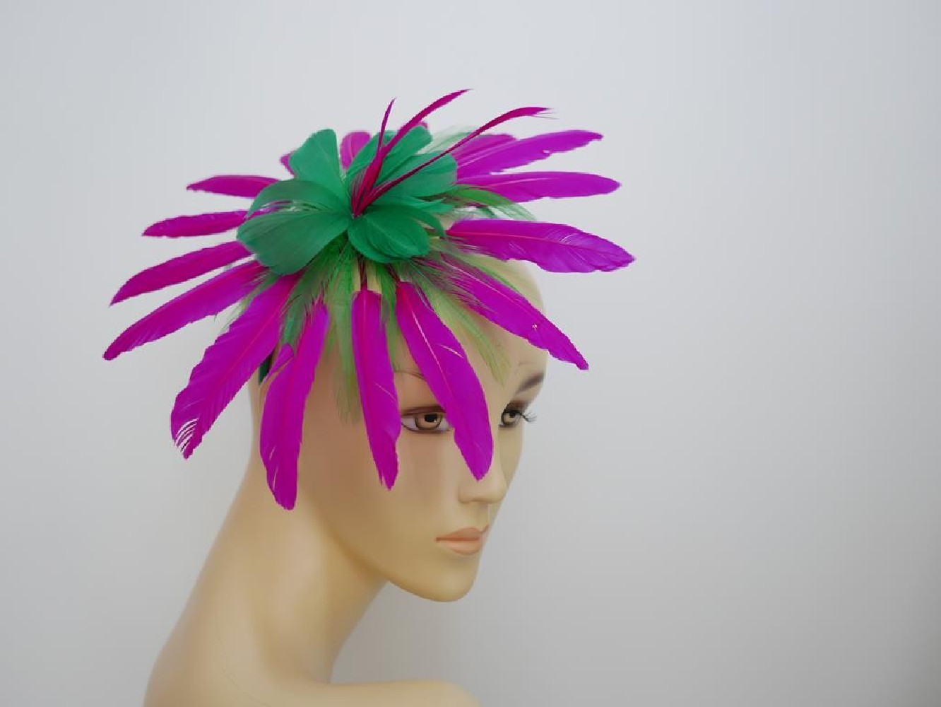 Fuksja z zielenią fascynator  z piór