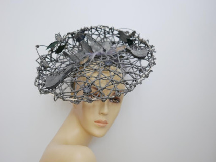 Szary szałowy kapelusz koktajlowy z ptaszkami- Derby Hat