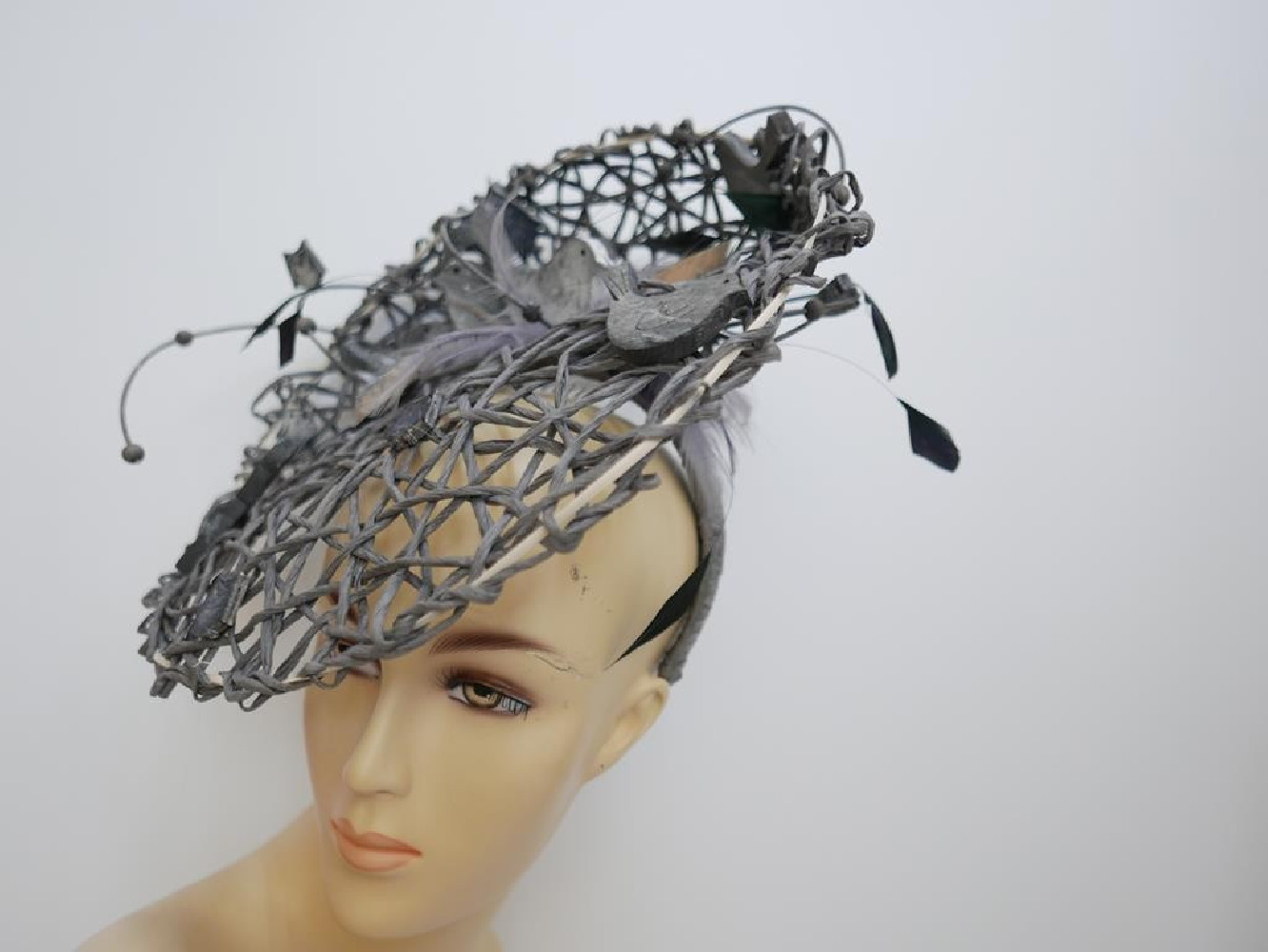 Szary szałowy kapelusz koktajlowy z ptaszkami- Derby Hat