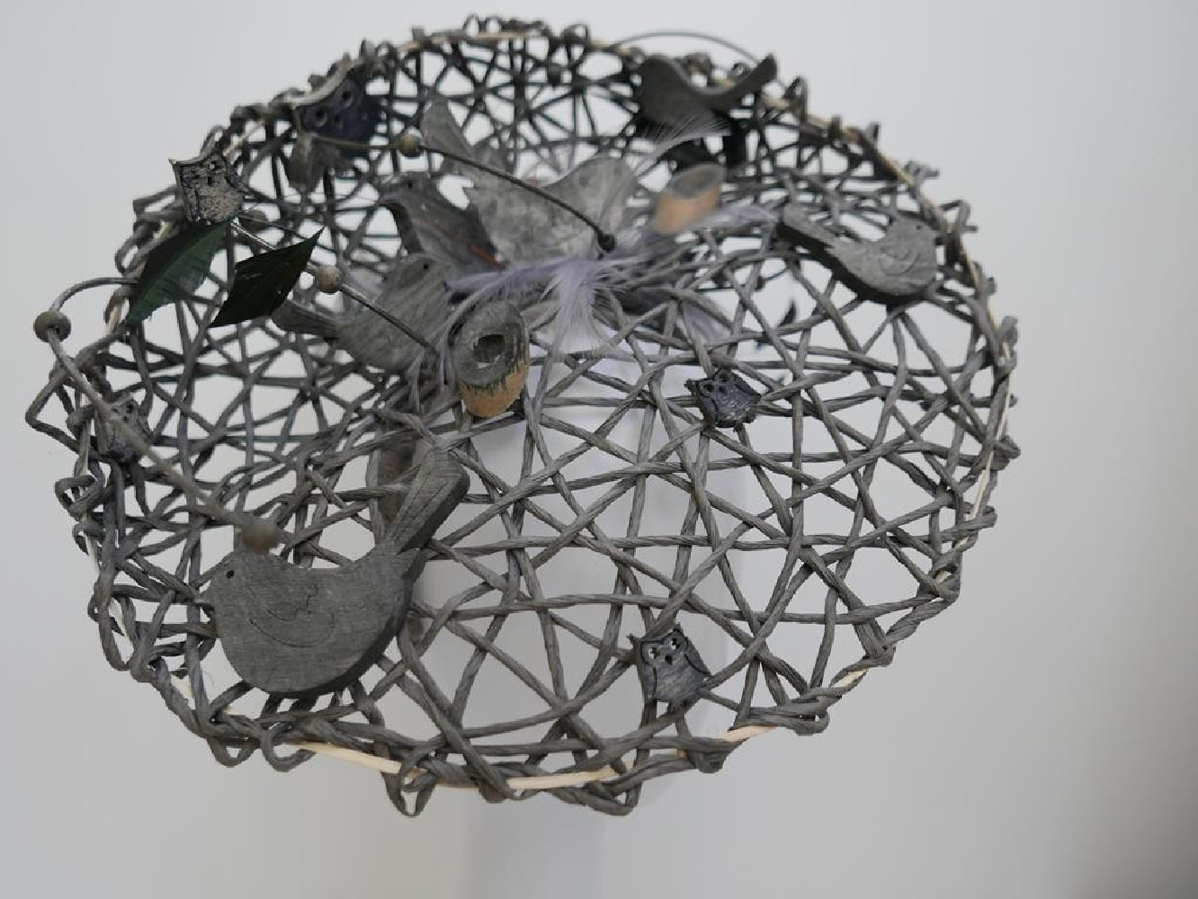 Szary szałowy kapelusz koktajlowy z ptaszkami- Derby Hat