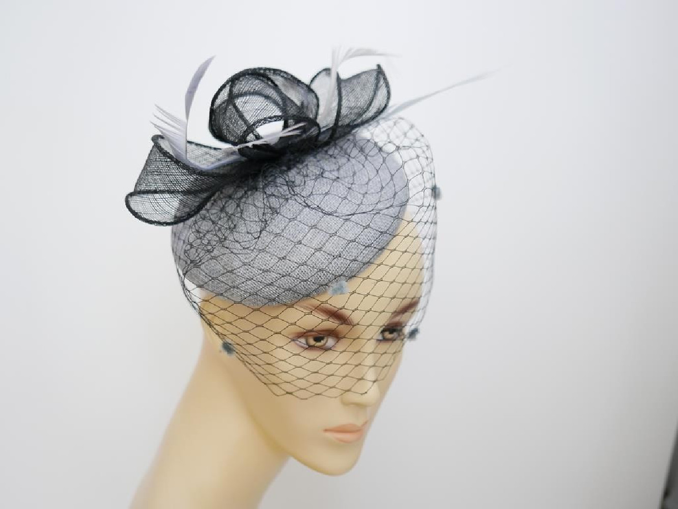 Szaro czarny fascynator z lnu z woalką na przepasce