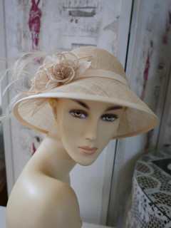 Beżowy wizytowy kapelusz  sinamay do 56cm regulowany