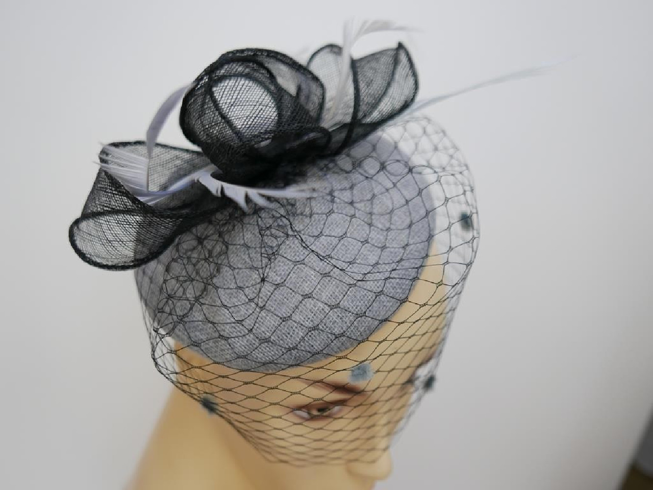 Szaro czarny fascynator z lnu z woalką na przepasce