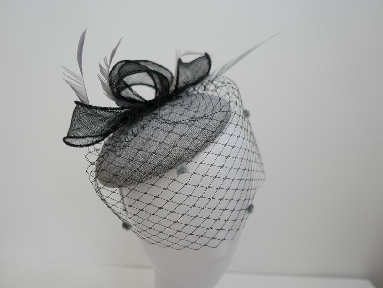 Szaro czarny fascynator z lnu z woalką na przepasce