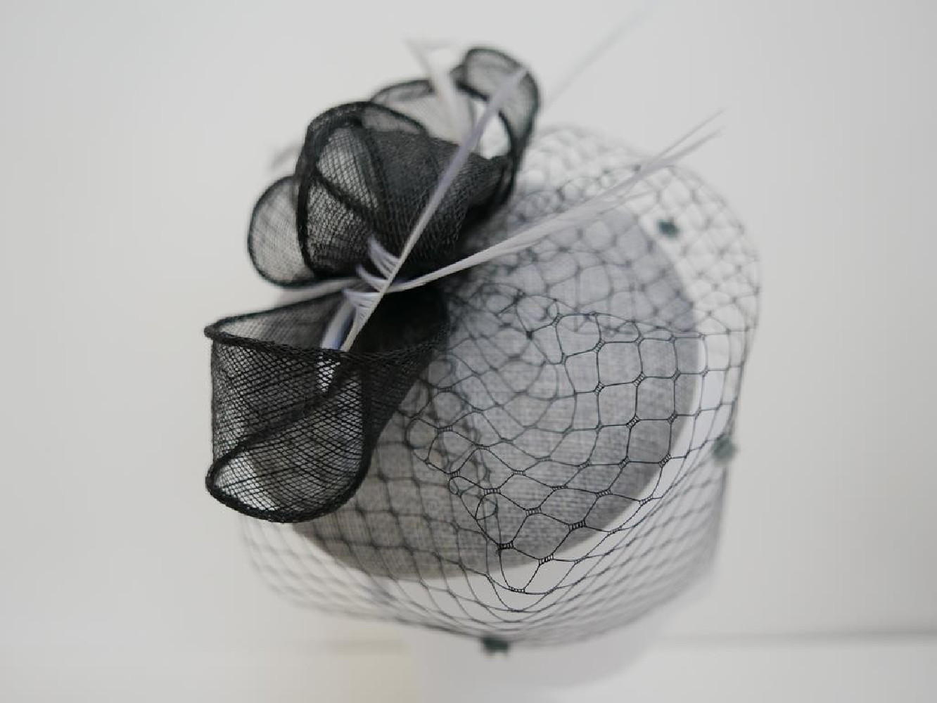 Szaro czarny fascynator z lnu z woalką na przepasce