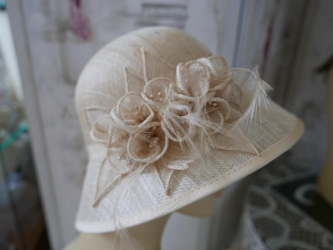 Beżowy wizytowy kapelusz  sinamay do 56cm regulowany