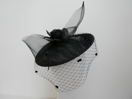 Czarny kapelusik koktajlowy z lnu z woalką