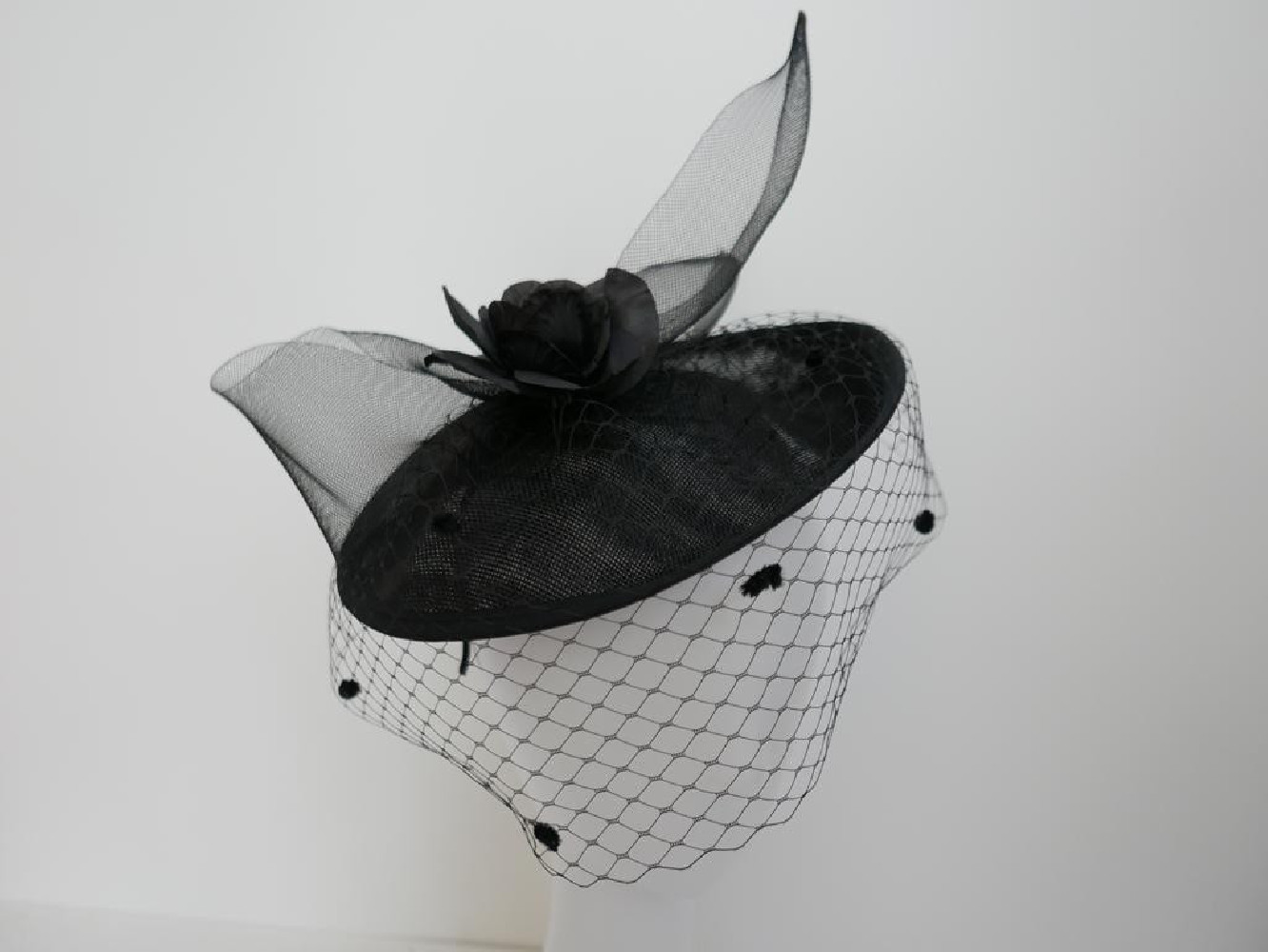 Czarny kapelusik koktajlowy z lnu z woalką