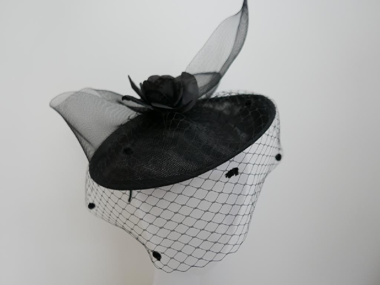 Czarny kapelusik koktajlowy z lnu z woalką
