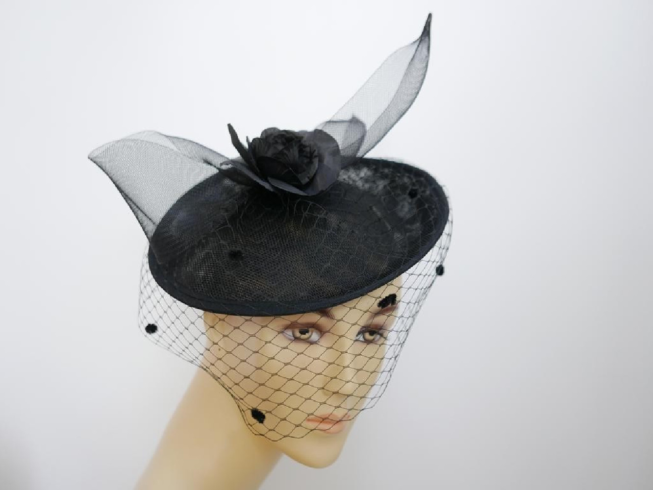Czarny kapelusik koktajlowy z lnu z woalką